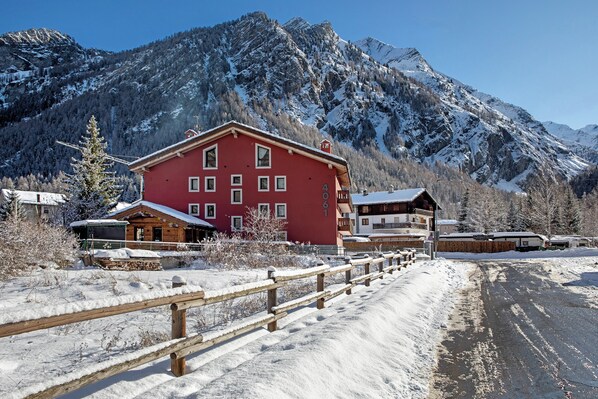Exterior - Apartment 'Herbetet - 4061 Maison Gerard' with Mountain View, Shared Garden and Wi-Fi (Cogne)