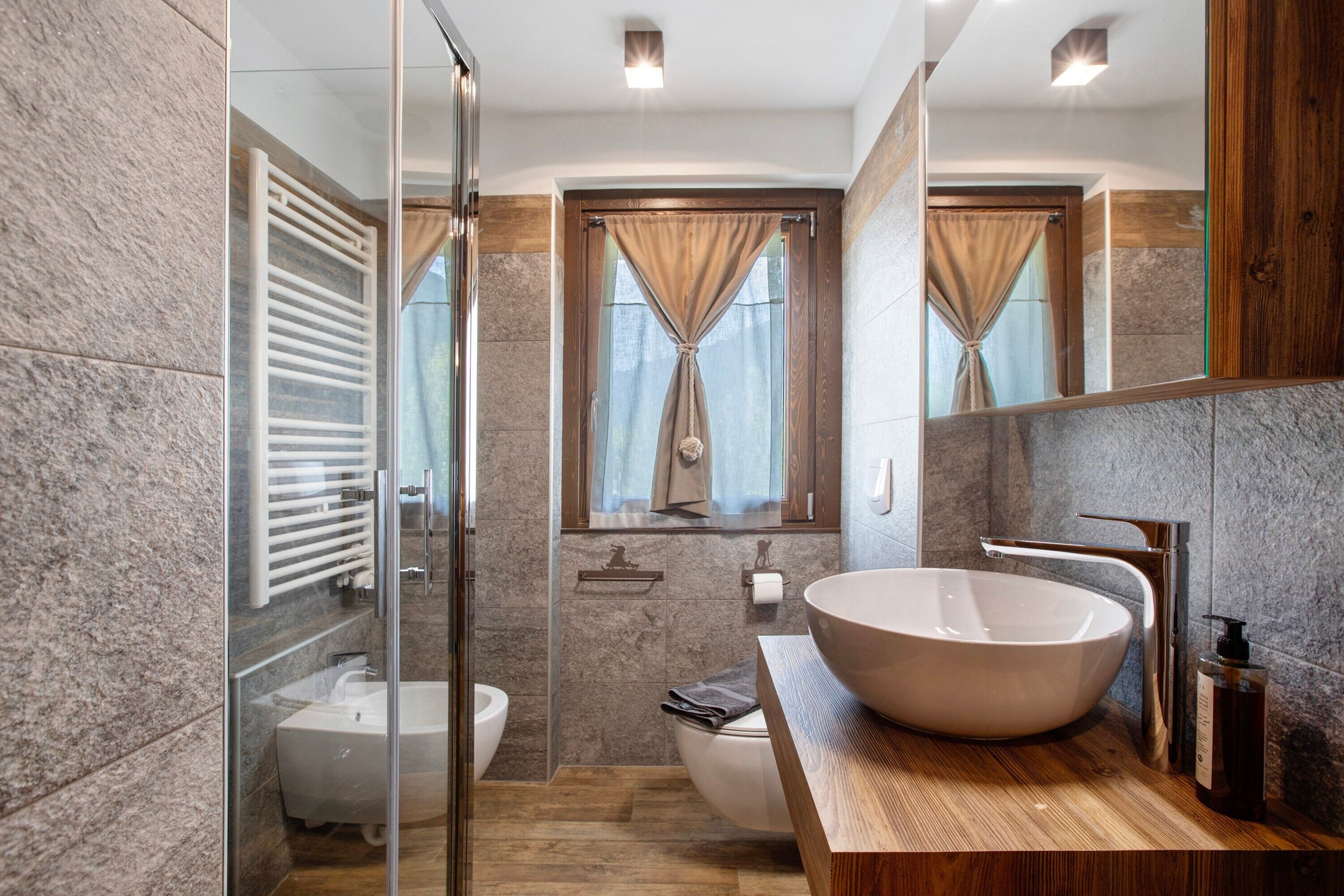 Een douche, gratis toiletartikelen, een haardroger, handdoeken