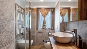 Een douche, gratis toiletartikelen, een haardroger, handdoeken