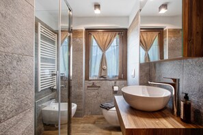 Een douche, gratis toiletartikelen, een haardroger, handdoeken