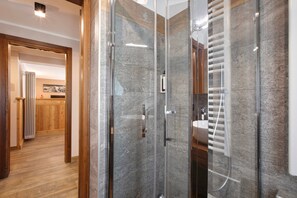 Dusche, kostenlose Toilettenartikel, Haartrockner, Handtücher