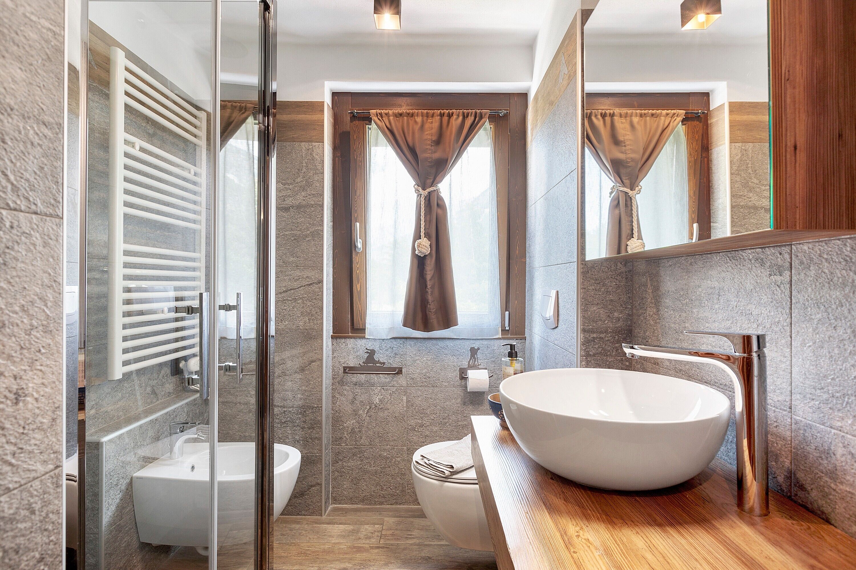 Regadera, amenidades de baño gratuitas, secadora de cabello, toallas 