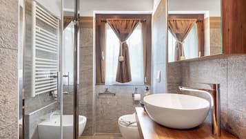 Dusche, kostenlose Toilettenartikel, Haartrockner, Handtücher