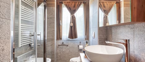 Ducha, artículos de tocador gratuitos, secador de pelo, toallas