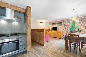 Een koelkast, een microgolfoven, een oven, een kookplaat