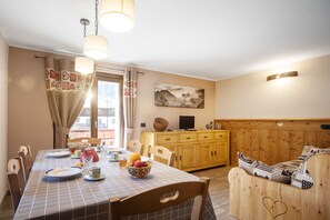Dining - Apartment 'Punta Ceresole 4061 Maison Gerard' with Mountain View, Shared Garden and Wi-Fi (Cogne)