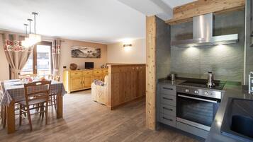 Kylskåp, mikrovågsugn, ugn och spishäll