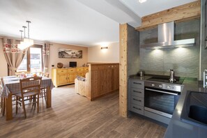 Fridge, microwave, oven, stovetop - Apartment 'Punta Ceresole 4061 Maison Gerard' with Mountain View, Shared Garden and Wi-Fi (Cogne)