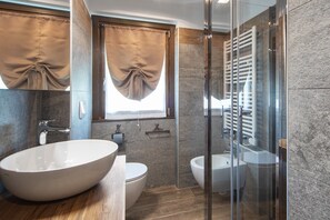 Ducha, artículos de tocador gratuitos, secador de pelo, toallas