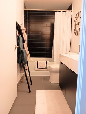 Towels, soap, shampoo, toilet paper - Chic modern apartment In Toronto's vibrant west end (Toronto)