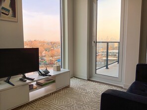 Smart TV, stereo - Chic modern apartment In Toronto's vibrant west end (Toronto)