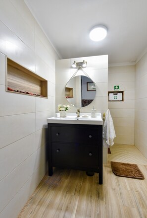 Douche, sĂšche-cheveux, serviettes fournies