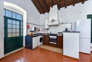 Kühlschrank, Mikrowelle, Herdplatte, Geschirrspüler