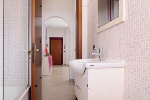 Een douche, een haardroger, handdoeken