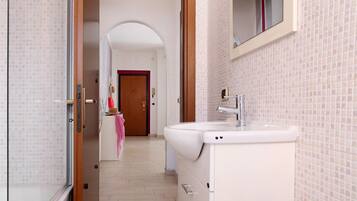 Een douche, een haardroger, handdoeken