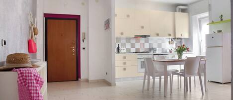 Kühlschrank, Ofen, Herdplatte, Geschirrspüler