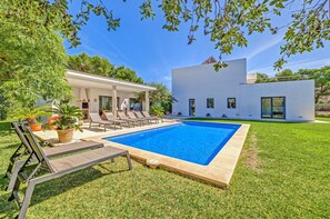 A modern house with a swimming pool, a covered patio, and a well-maintained lawn. - Villa 'Mon Obert' with Sea View, Wi-Fi and Air Conditioning (FELANITX)