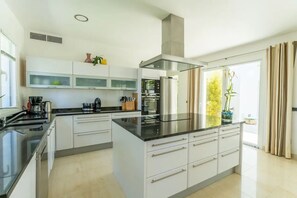 Fridge, microwave, oven, stovetop - Villa 'Mon Obert' with Sea View, Wi-Fi and Air Conditioning (FELANITX)