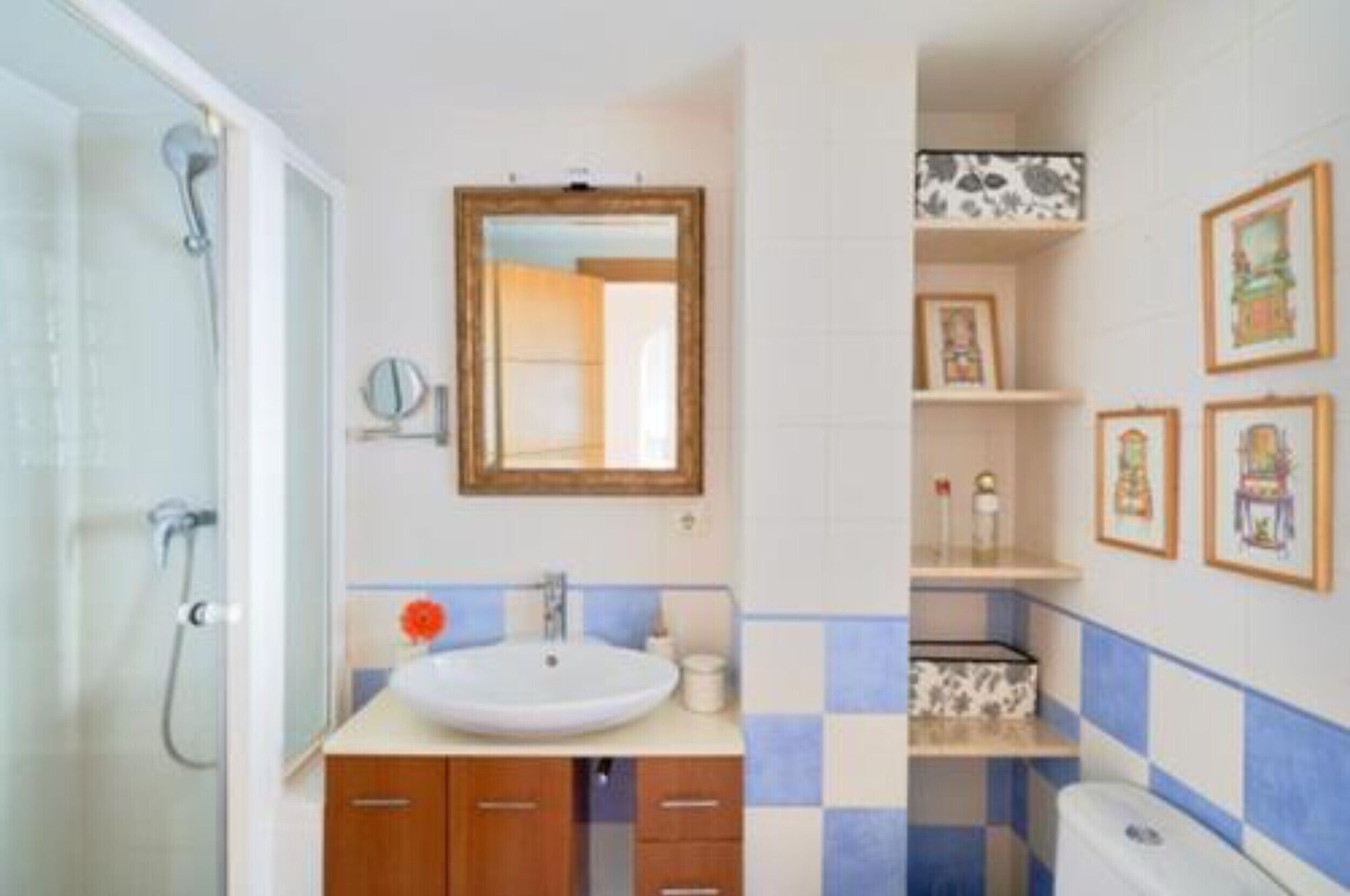 Een douche, een haardroger, handdoeken