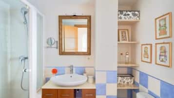 Een douche, een haardroger, handdoeken