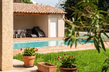Pool. Villa 'Gîte Les Oliviers' with Private Pool, Wi-Fi and Air Conditioning