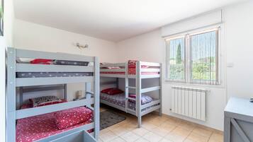 4 bedrooms, iron/ironing board, free WiFi, bed sheets