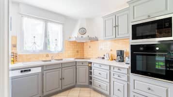 Réfrigérateur, micro-ondes, plaque de cuisson, lave-vaisselle