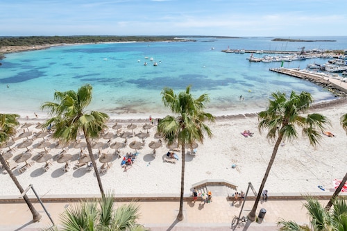 Beachfront Penthouse – Panoramic Terrace, Mediterranean Style, and Privacy