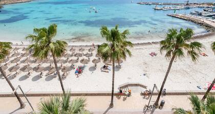 Beachfront Penthouse – Panoramic Terrace, Mediterranean Style, and Privacy
