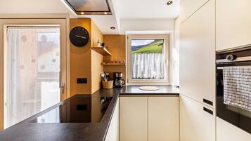 Frigorifero, forno, piano cottura, lavastoviglie