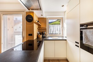 Fridge, oven, stovetop, dishwasher - Apartment 'J N Appartement Spritzenhaus' with Balcony and Wi-Fi (Sarnthein)