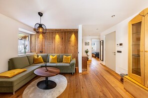 TV - Apartment 'J N Appartement Spritzenhaus' with Balcony and Wi-Fi (Sarnthein)