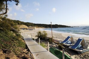 Una spiaggia nelle vicinanze