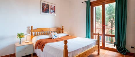 4 عدّة غرف نوم وواي فاي مجانًا وملاءات أسرّة