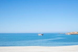 Una spiaggia nelle vicinanze
