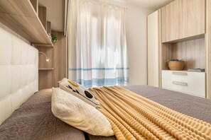1 habitación, tabla de planchar con plancha y ropa de cama 