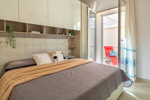 1 habitación, tabla de planchar con plancha y ropa de cama 
