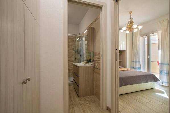 1 makuuhuone, silitysrauta/-lauta, vuodevaatteet