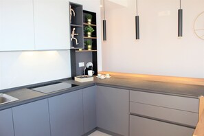 Kjøleskap, mikrobølgeovn, ovn og kokeplater