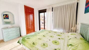 2 bedrooms, iron/ironing board, free WiFi, bed sheets