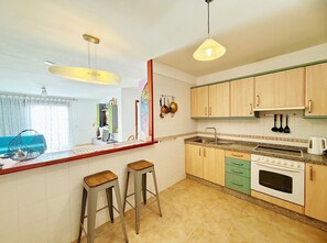 Jääkaappi, mikroaaltouuni, uuni, liesi