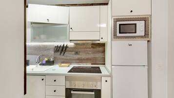 KylskÄp, mikrovÄgsugn, spishÀll och kaffe- och tebryggare