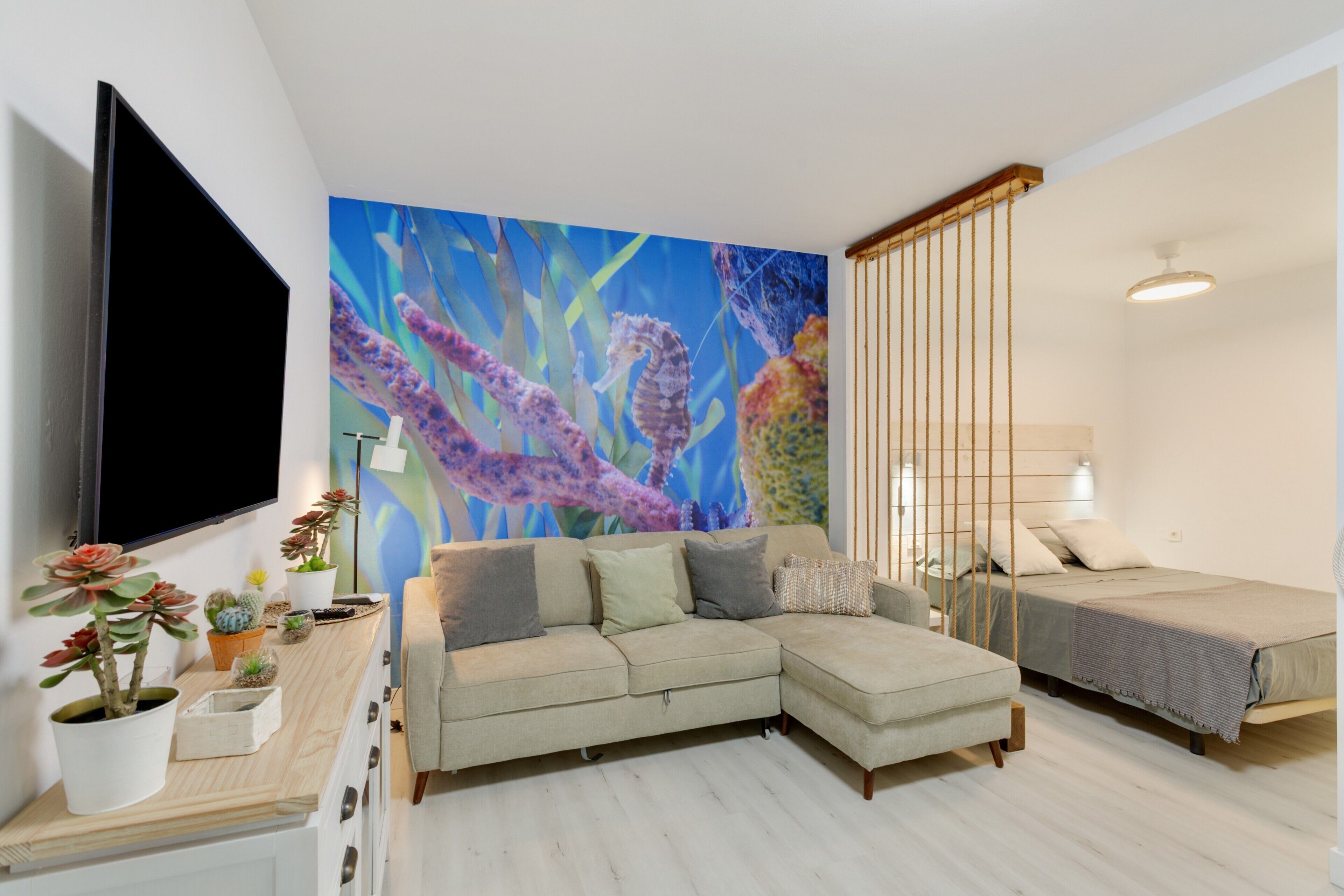 Een strijkplank/strijkijzer, gratis wifi, beddengoed