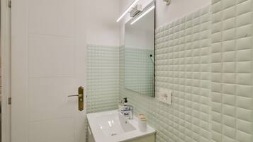 Een douche, een haardroger, handdoeken