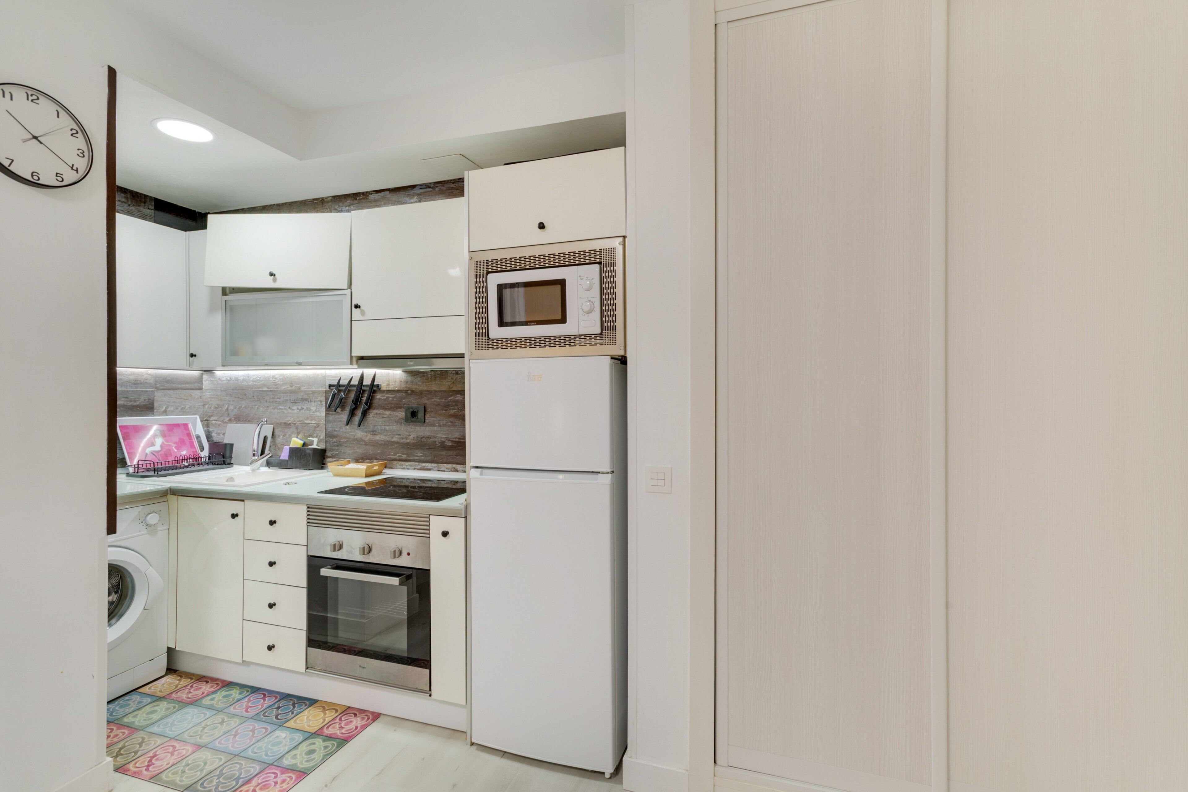 Køleskab, mikrobølgeovn, kogeplade, kaffe-/temaskine