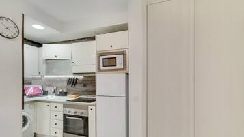 Køleskab, mikrobølgeovn, kogeplade, kaffe-/temaskine