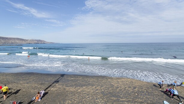 A beach with waves, people, and a clear sky. - Apartment 'La Casa De Utiaca 28' with Wi-Fi (Las Palmas de Gran Canaria)