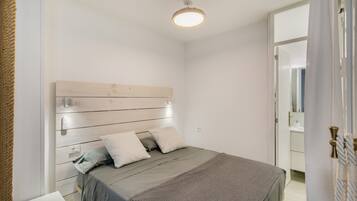 Een strijkplank/strijkijzer, gratis wifi, beddengoed
