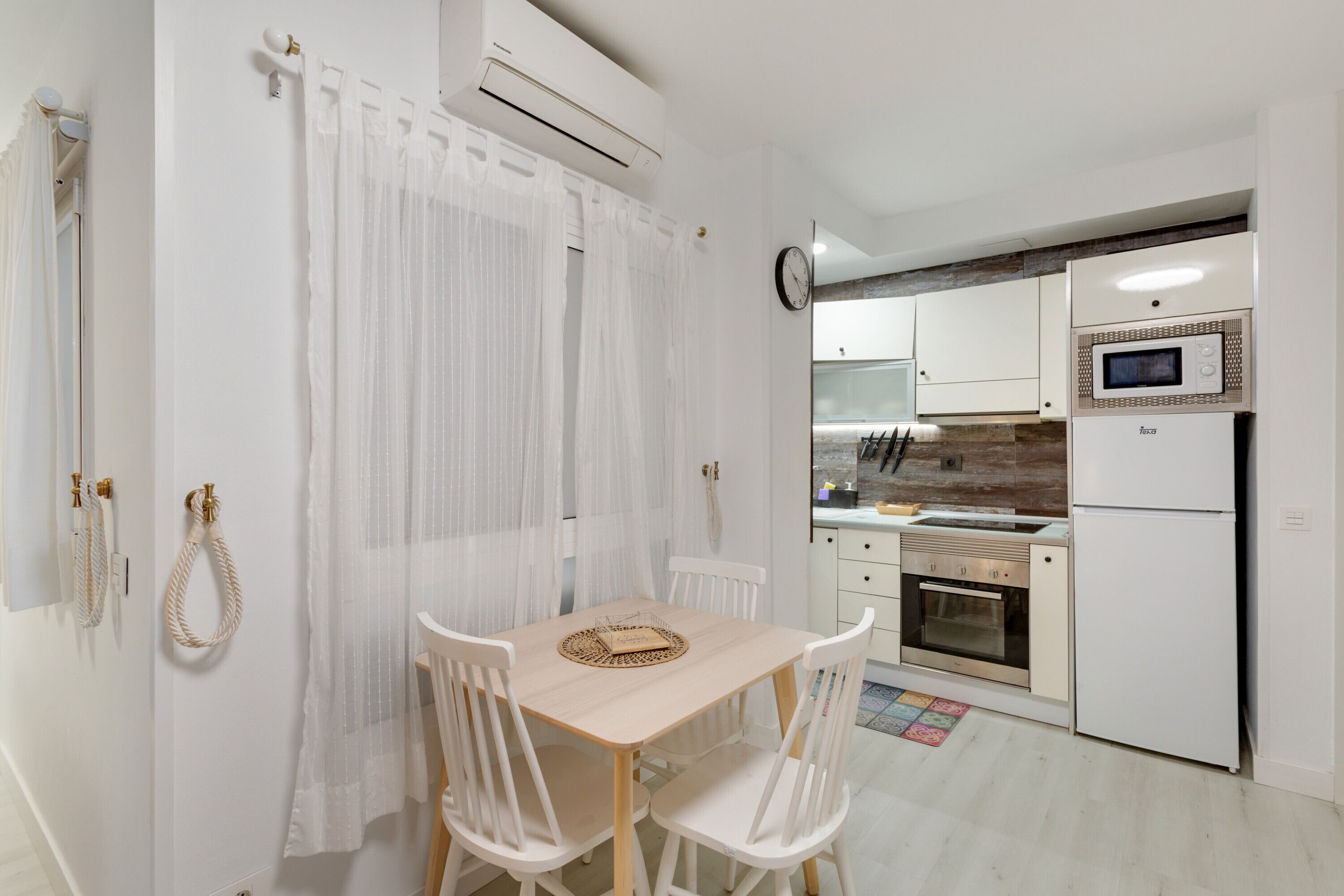 Een koelkast, een magnetron, een kookplaat