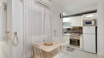 冷蔵庫、電子レンジ、コンロ、コーヒー / ティーメーカー